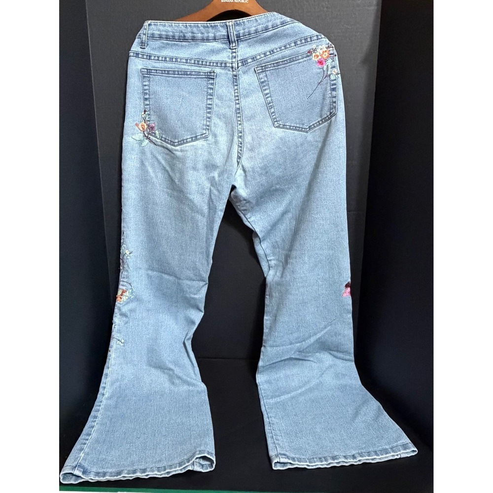 A-Z-I  Light Wash Floral Embroidered Flare Leg Jeans 33 AZI Country Boho Chic - Picture 4 of 9